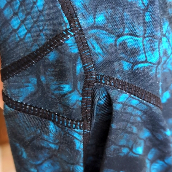 Women’s KYODAN SET Leggings (large) & Sports Bra (medium). BLUE SNAKESKIN - Picture 3 of 10